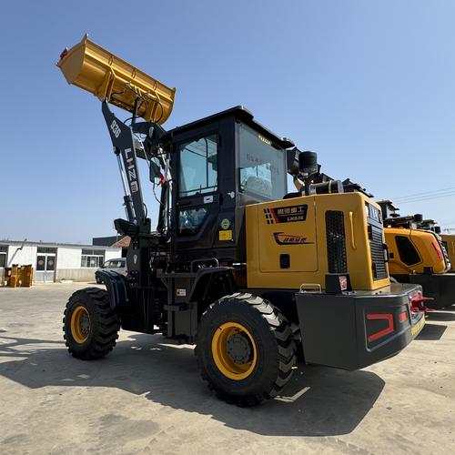 小型裝載機 農(nóng)業(yè)與建筑的可靠伙伴——解析農(nóng)用抓木機與多工功能柴油四驅(qū)鏟車